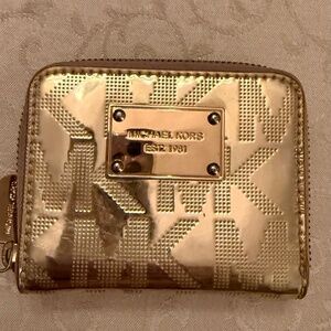 MICHAEL KORS SMALL ZIP GOLD WALLET. NICE CONDITION -Metallic gold Y2K